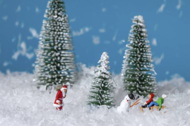 Noel Baba ve çocuklar oyun oynuyorlar. Noel ve Mutlu Yıllar konsepti.