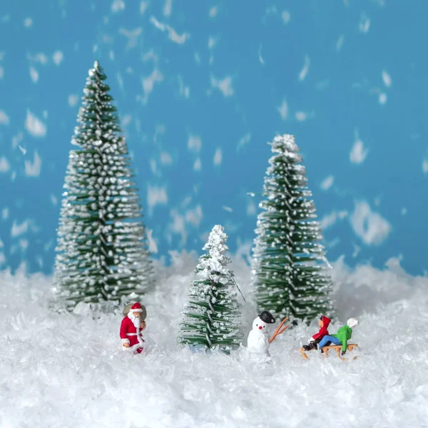 Миниатюрные Люди Санта Клаус Веселые Дети Концепция Рождества Нового Года — стоковое фото