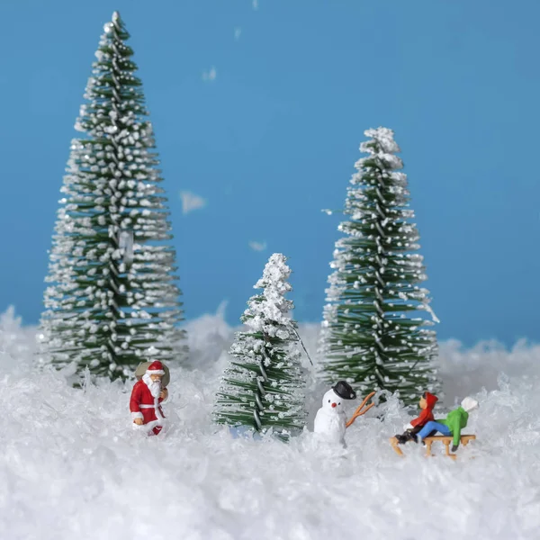 Миниатюрные Люди Санта Клаус Веселые Дети Концепция Рождества Нового Года — стоковое фото
