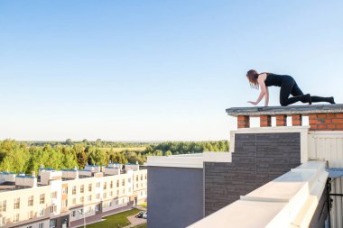 Genç kadın çatıda yoga yaparken