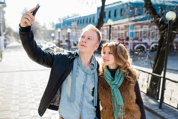 Pár je na tom selfie na smartphone — Stock fotografie