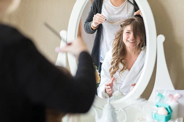 Noiva aplicando maquiagem de casamento — Fotografia de Stock