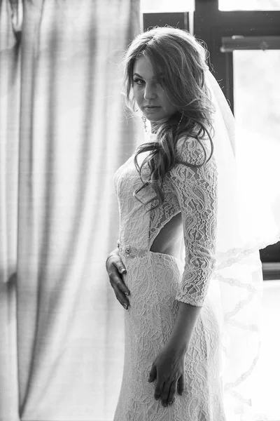 Beautiful bride in luxury hotel room. — Stock Photo, Image