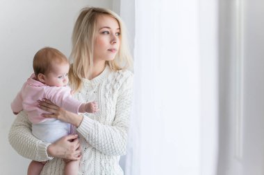 Anne bebek ile bir pencere üzerinde oynama