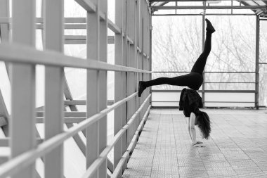 Spor kadının açık havada germe yapması