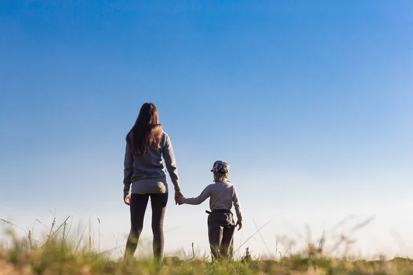 Mamá con su hijo en el fondo — Foto de Stock