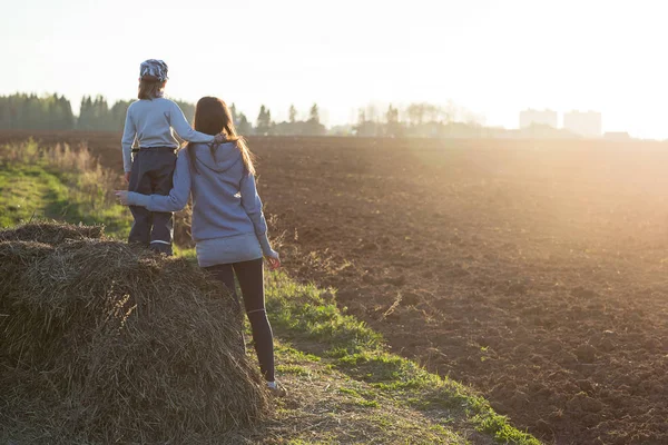 Família feliz assistindo o pôr do sol . — Fotografia de Stock