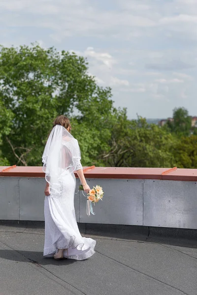 Braut auf dem Dach der Stadt — Stockfoto