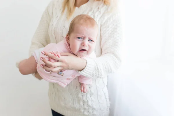 Mor bekvämligheter, för att inte gråta hennes nyfödda dotter — Stockfoto