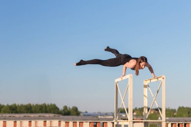 Genç kadın çatıda yoga yaparken