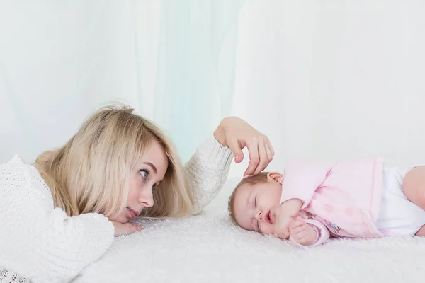 Moeder zet haar baby dochter om te slapen — Stockfoto