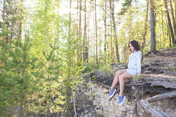 Kvinna sitter på kanten — Stockfoto