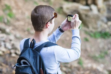 adam fotoğrafı bir sırt çantası ile
