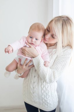 Anne bebeğiyle oynuyor.