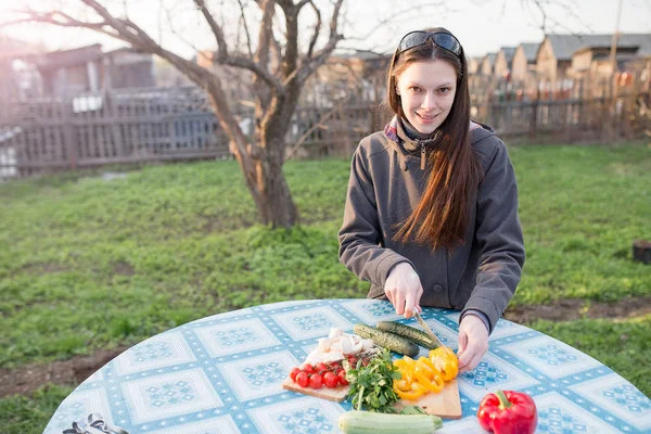 Mujer cortando verduras frescas — Foto de Stock