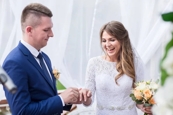 Gelin Damat yüzük takıyor