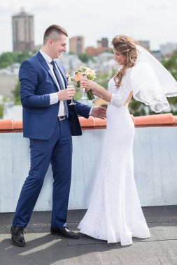 Gelin ve damat çatıda