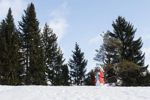 Snowboarderin auf der Piste frostiger Wintertag — Stockfoto