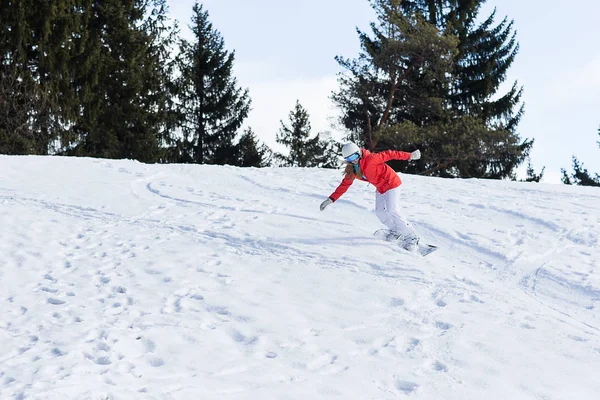 Ssnowboarder güneşli sabah yamaçlarında — Stok fotoğraf