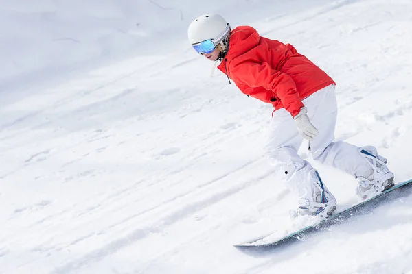 Snowboarder em encostas na manhã ensolarada — Fotografia de Stock