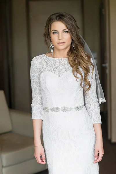 Beautiful bride in luxury hotel room. — Stock Photo, Image