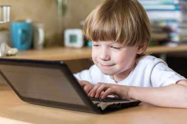 dizüstü bilgisayar kullanan çocuk