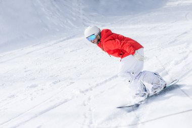 Ssnowboarder güneşli sabah yamaçlarında