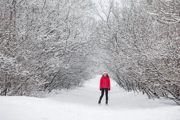 Deportiva corriendo en invierno . — Foto de Stock