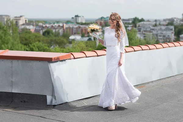 Nevěsta na střeše města — Stock fotografie