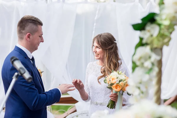Γαμπρός την νύφη φοράει δαχτυλίδι — Φωτογραφία Αρχείου
