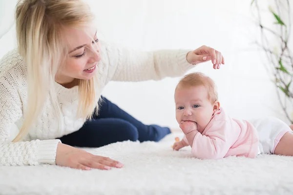 Mamma leker med sitt barn — Stockfoto