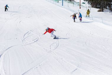 Ssnowboarder güneşli sabah yamaçlarında