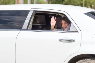 Yeni evli çift sallayarak