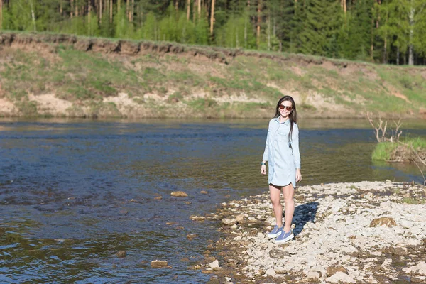 Woman walking on rocks — Stock Photo, Image