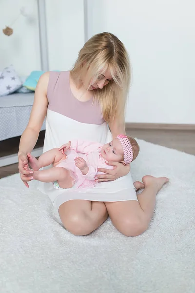 Anya játszik a babájával. — Stock Fotó