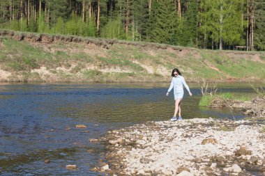 kayaların üzerinde yürüyen kadın