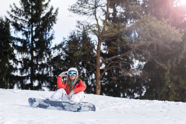 Kadın Snowboard soğuk kış günü yamaçlarında