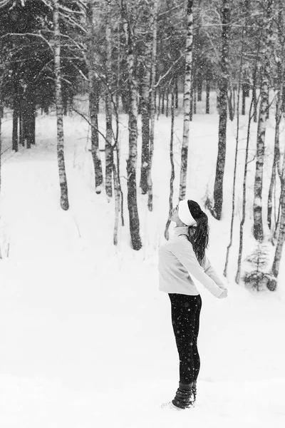 Sport vrouw uitgevoerd in de winter. — Stockfoto