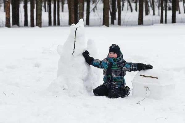 子を楽しむ冬、雪で遊んで — ストック写真