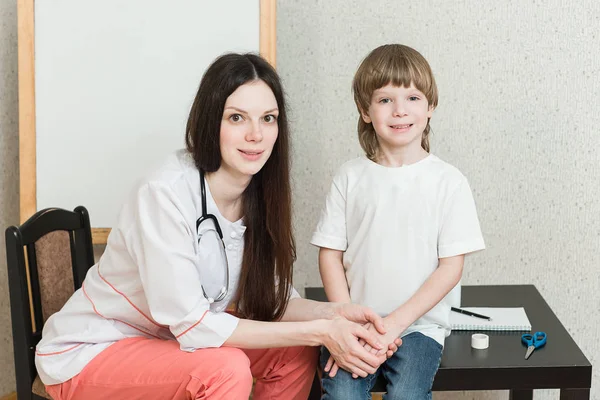 Niño en recepción en el médico — Foto de Stock