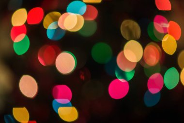 Çoklu renkli odaklanmış bokeh bulanık ışıklar