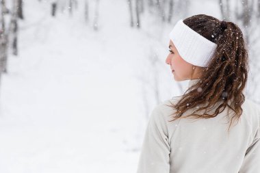 Kış aylarında çalışan spor kadın.