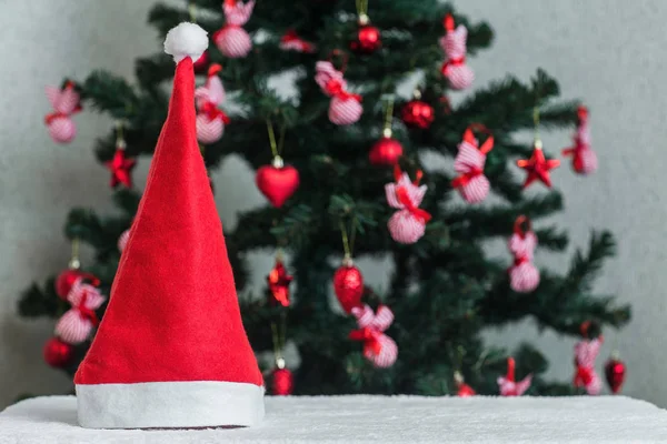 Berretto e albero di Babbo Natale . — Foto Stock