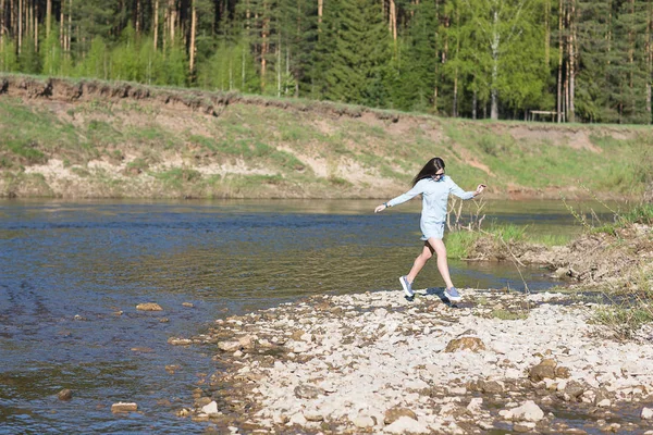 Žena na skalách — Stock fotografie