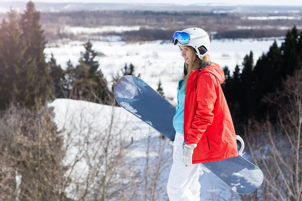 Vrouw snowboarder op de hellingen frosty winterdag — Stockfoto