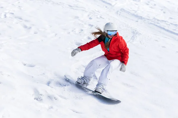 Snowboarder em encostas na manhã ensolarada — Fotografia de Stock