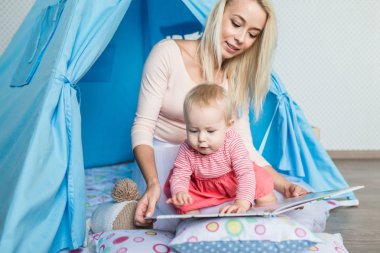 Bir teepee çocukları ile anne