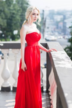 Güzellik sarışın model kadın akşam kırmızı elbise.