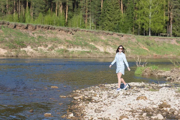 Kvinnan promenader på stenar — Stockfoto