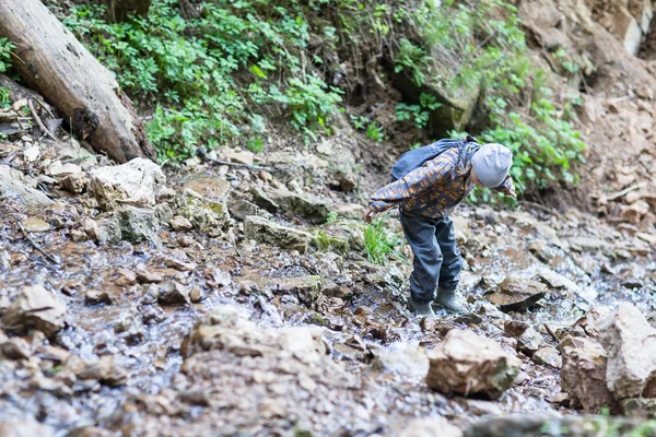 Niño camina sobre las rocas —  Fotos de Stock
